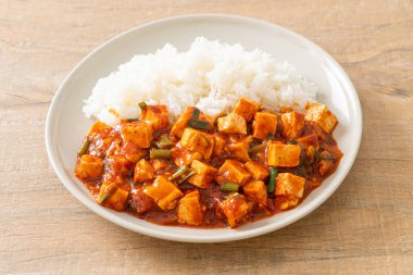Mapo Tofu - Geleneksel Sichuan yemeği ipek tofu ve kıyma, acı biber yağı ve Sichuan biberleri ile doldurulmuş mala tadında - Asya yemek tarzı