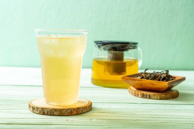 Ahşap arka planda buzlu yasemin çayı
