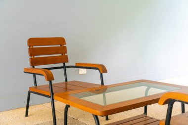 Boş ahşap sandalye balkonda rahatlamak için