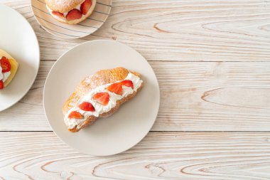 Çilekli ve taze kremalı kruvasan.