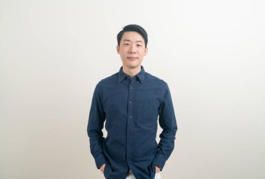 Beyaz arka planda gülümseyen mutlu Asyalı genç adam portresi