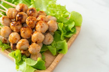 Baharatlı soslu ızgara köfte şiş.