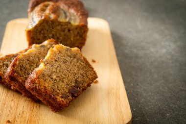 Tahtada dilimlenmiş muz keki.