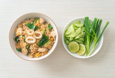 Kalamarlı ya da ahtapotlu pilav. Kalamar, yumurta ve lahana ile kızartılmış pirinç.