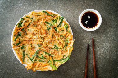 Pajeon veya Kore gözlemesi veya Kore pizzası - Asya yemeği tarzı