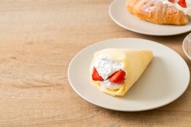 Taze çilek ve taze krep.