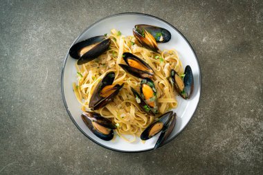 Linguine spagetti makarna vongole beyaz şarap sosu İtalyan deniz ürünleri makarna ve midye