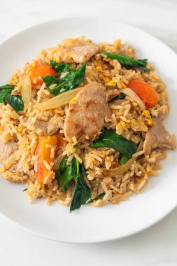 Beyaz tabakta domuz etli ev yapımı pilav.