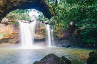 Tayland 'daki Khao Yai Ulusal Parkı' nda Güzel Saç Suwat Şelalesi