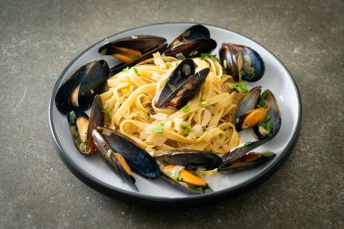 Linguine spagetti makarna vongole beyaz şarap sosu İtalyan deniz ürünleri makarna ve midye