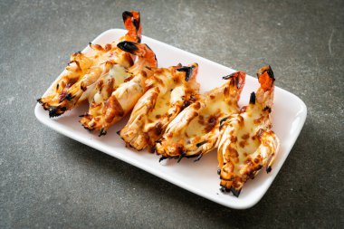 ızgara nehir karidesi veya peynirli karides - deniz ürünleri tarzı