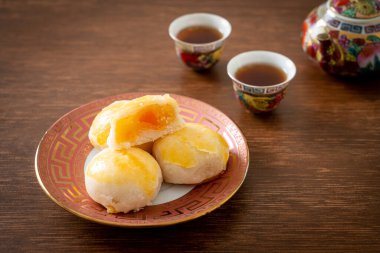 Çin pastası ay pastası ve tuzlu yumurta fıstığı ya da fındıklı börek ve tuzlu yumurta Asya yemeği.