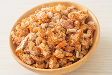 Kurutulmuş karides ya da kase içinde kurutulmuş tuzlanmış karides.