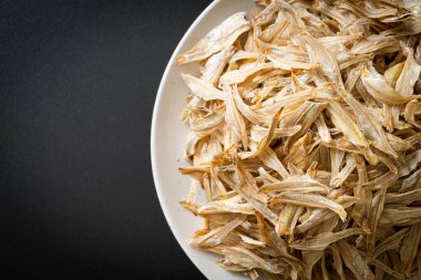 Kurutulmuş küçük çıtır balık.