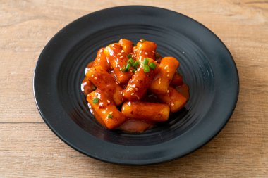 Baharatlı soslu Kore pirinç keki çubuğu (Tteokbokki) - Kore yemeği tarzı
