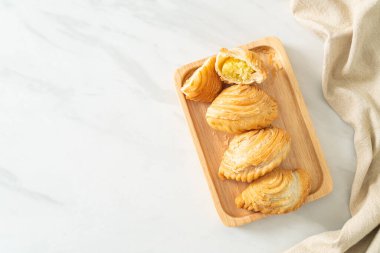 Körili puf böreği. Tahta tabakta doldurulmuş fasulye.