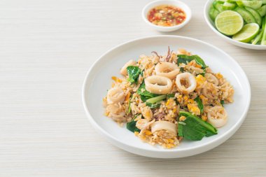 Kalamar ya da ahtapotlu pilav. Kalamar, yumurta ve lahana ile kızartılmış pilav.