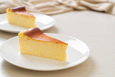 Beyaz tabakta ev yapımı cheesecake.