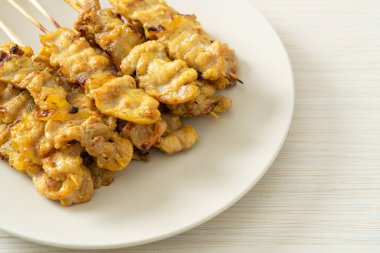 Fıstık soslu domuz eti turşusu salatalık dilimleri ve sirkeli soğan Asya yemeği tarzı.