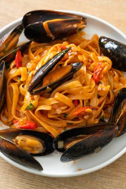 Midyeli, midyeli ve domates soslu spagetti, İtalyan yemeği tarzı.