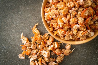 Kurutulmuş karides ya da kase içinde kurutulmuş tuzlanmış karides.