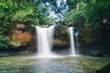 Tayland 'daki Khao Yai Ulusal Parkı' nda Güzel Saç Suwat Şelalesi