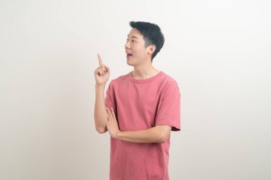 Beyaz arka planda düşünen genç Asyalı adam portresi