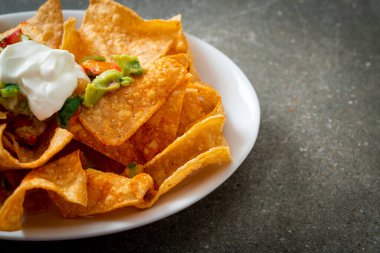 Meksika nachos tortilla cipsi jalapeno, guacamole, domates sosu ve sos.