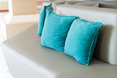 Kanepede güzel, rahat yastıklar.