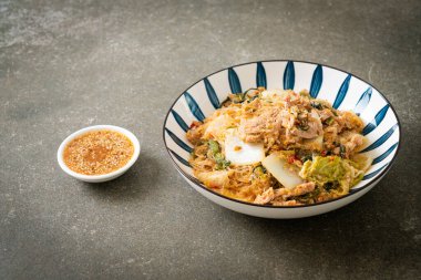 Kızarmış Tayland usulü Sukiyaki ya da Sukiyaki soslu domuz ve sebzeli karışık vermicelli Asya yemeği.