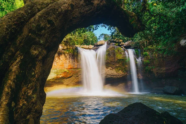 Tayland 'daki Khao Yai Ulusal Parkı' nda Güzel Saç Suwat Şelalesi
