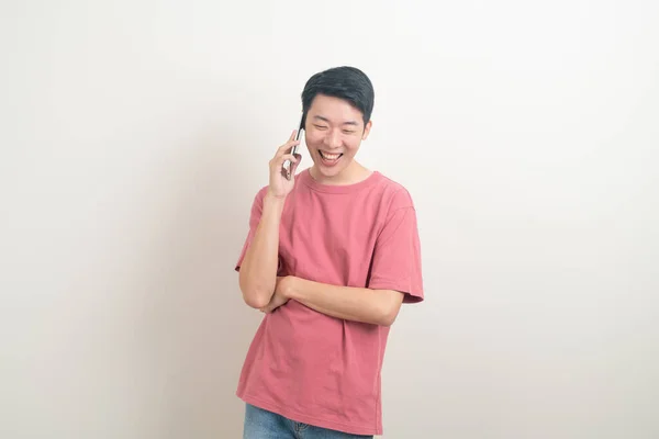 스마트폰을 사용하거나 말하는 아시아 배경에 얼굴을 — 스톡 사진