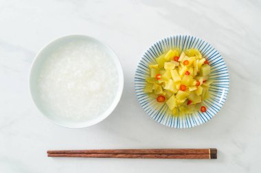 Baharatlı salata turşusu lahana ya da susam yağlı kereviz Asya yemeği tarzı.