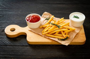 Patates kızartması ya da ekşi krema ve ketçaplı patates cipsi.