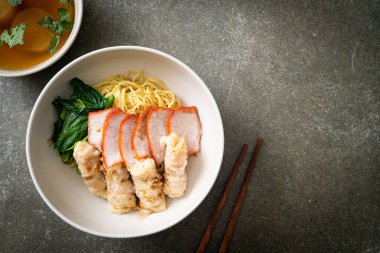 Barbekü Kırmızı Domuz eti ve Asya usulü Çorbalı Wonton Eriştesi.