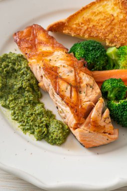 Pesto soslu ve sebzeli ızgara somon bifteği.