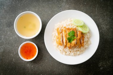 Kızarmış tavuklu pilav ya da Hainanese tavuklu pilav - Asya usulü.