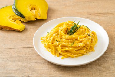 Fettuccine spagetti ve tereyağlı krema soslu makarna.