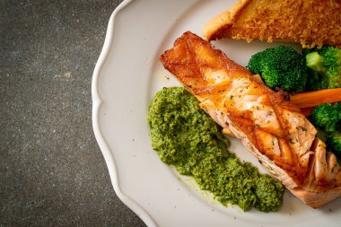 Pesto soslu ve sebzeli ızgara somon bifteği.