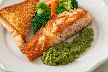 Pesto soslu ve sebzeli ızgara somon bifteği.