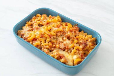 İtalyan usulü peynirli ev yapımı fırında makarna.