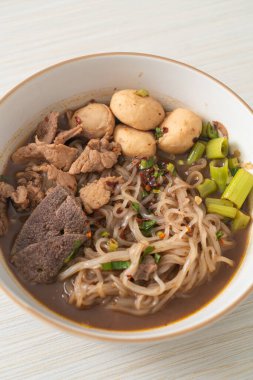 Domuz etli Tayland eriştesi, yahni, köfte ve domuz ciğeri kanlı çorba Tayland eriştesi usulü.