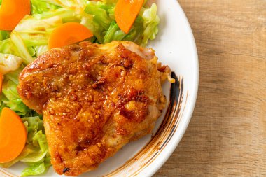 Teppanyaki teriyaki lahana ve havuçlu tavuk bifteği.