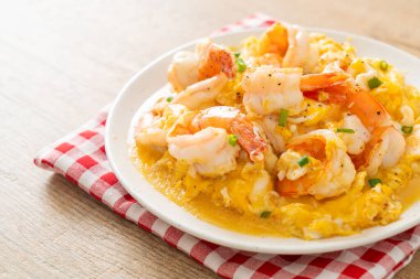 Karidesli ev yapımı kremalı omlet veya çırpılmış yumurta ve karides.