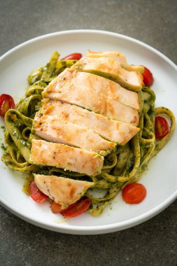 Pesto soslu makarna ve ızgara tavuklu ev yapımı fettuccine spagetti.