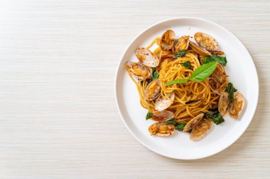 Midyeli, sarımsaklı ve biberli kızarmış spagetti.