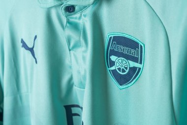 Bangkok, Tayland - 18 Ocak 2022: Arsenal retro gömlek üzerindeki Arsenal logosunu kapatın.