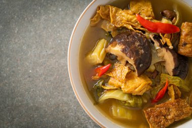 haşlanmış lahana turşusu ve acı kabak çorbası - Asya ve vegan ve vejetaryen yemek tarzı