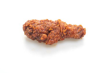 Beyaz arka planda, baharatlı Kore soslu kızarmış tavuk.