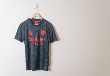 Bangkok, Tayland - 18 Ocak 2022: ARSENAL FC X 424 JERSEY, 424 ve adidas takımları Arsenal FC fanatiği için bir menzil oluşturdular.